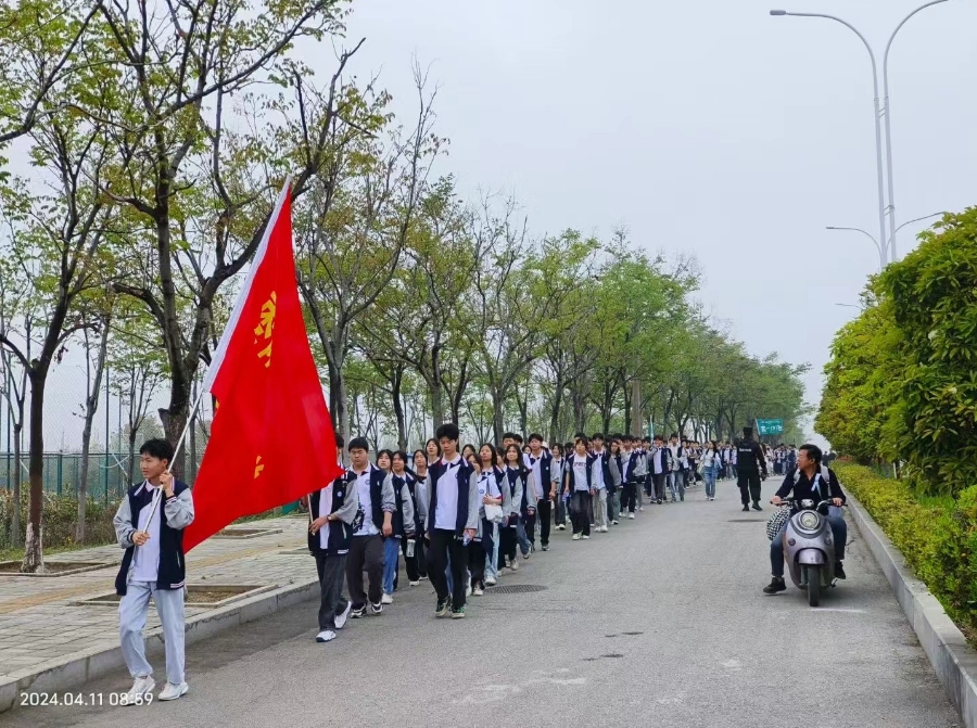 棗陽市師苑高中 春風(fēng)伴研學(xué)，獵鷹保護(hù)航。